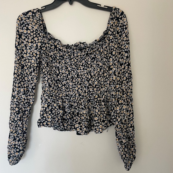 Daisy pattern on or off shoulder smocked peplum top - Picture 2 of 5